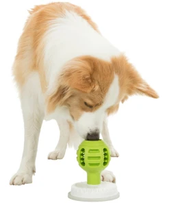 Trixie Licking Snack Ball aktivointipalloa tutkiva koira.