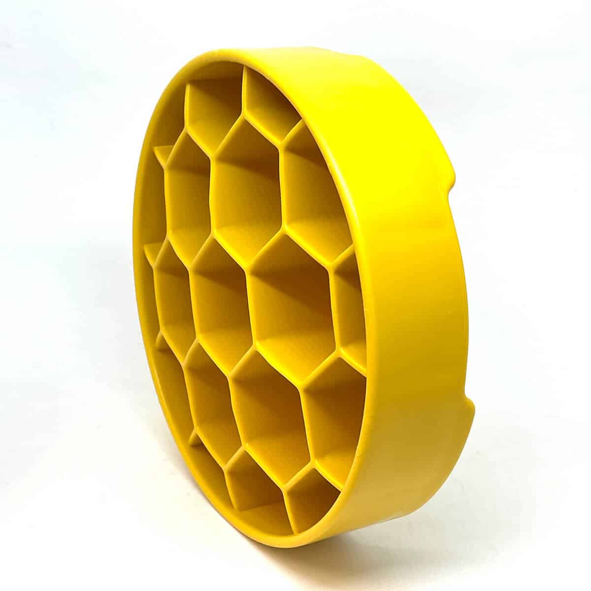 Keltainen SodaPup Honeycomb aktivointikuppi sivusta katsottuna.