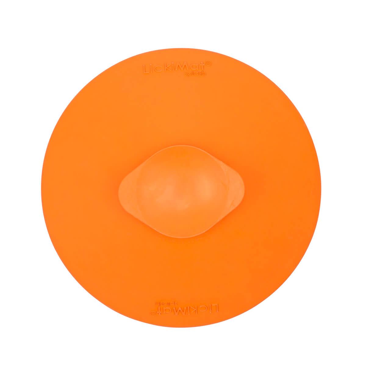 LickiMat Splash aktivointikuppi kiinnittyy imukupilla sileään pintaan, oranssi kuppi.