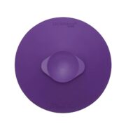 LickiMat Splash aktivointikuppi kiinnittyy imukupilla sileään pintaan, violetti kuppi.