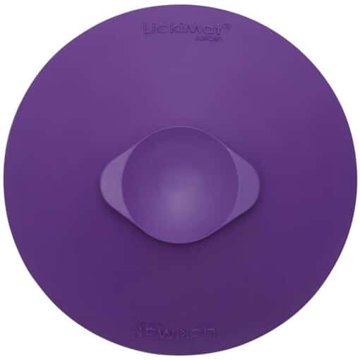 LickiMat Splash aktivointikuppi kiinnittyy imukupilla sileään pintaan, violetti kuppi.
