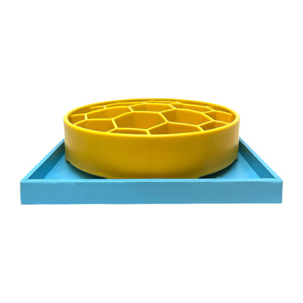 Keltainen SodaPup Honeycomb -virikekuppi sinisellä Holdem-alustalla.