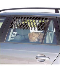 Koira istuu auton takapenkillä ja auton ikkunassa on Trixie tuuletusritilä viilentämässä.