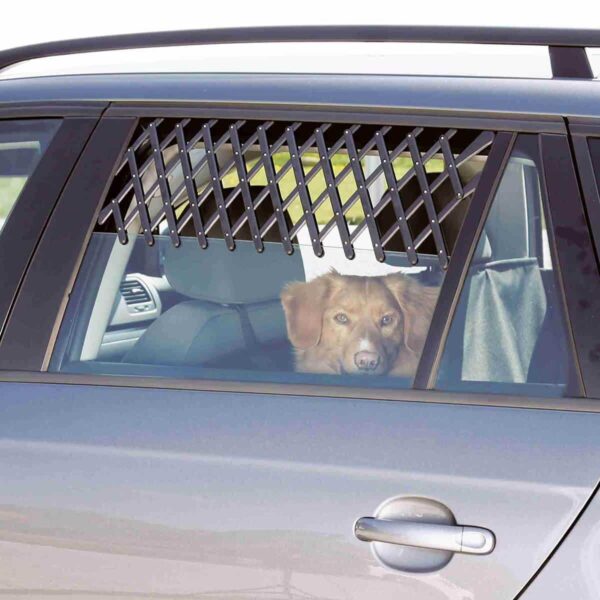 Koira istuu auton takapenkillä ja auton ikkunassa on Trixie tuuletusritilä viilentämässä.