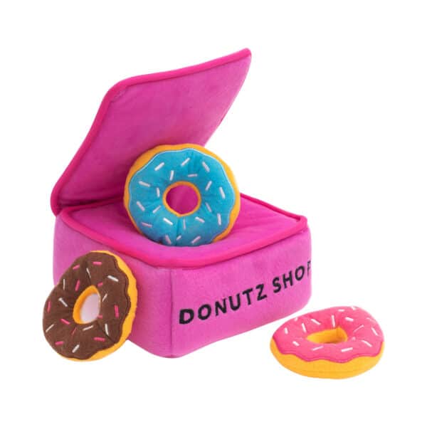 ZippyPaws Donutz Box aktivointilelu. Pinkki laatikko ja kolme vinkuvaa donitsia.