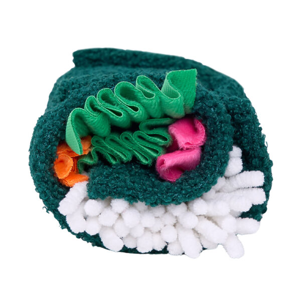 ZippyPaws Sushi -nuuskumatto rullattuna. Rullan sisällä erottuvat sushimaiset kerrokset ja metsänvihreä rulla.